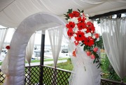 Оформление свадебных залов ,  декор тканями ,  живыми цветами . 